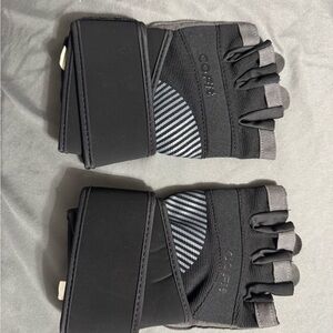 Black and Gray Men's Fitness Gloves